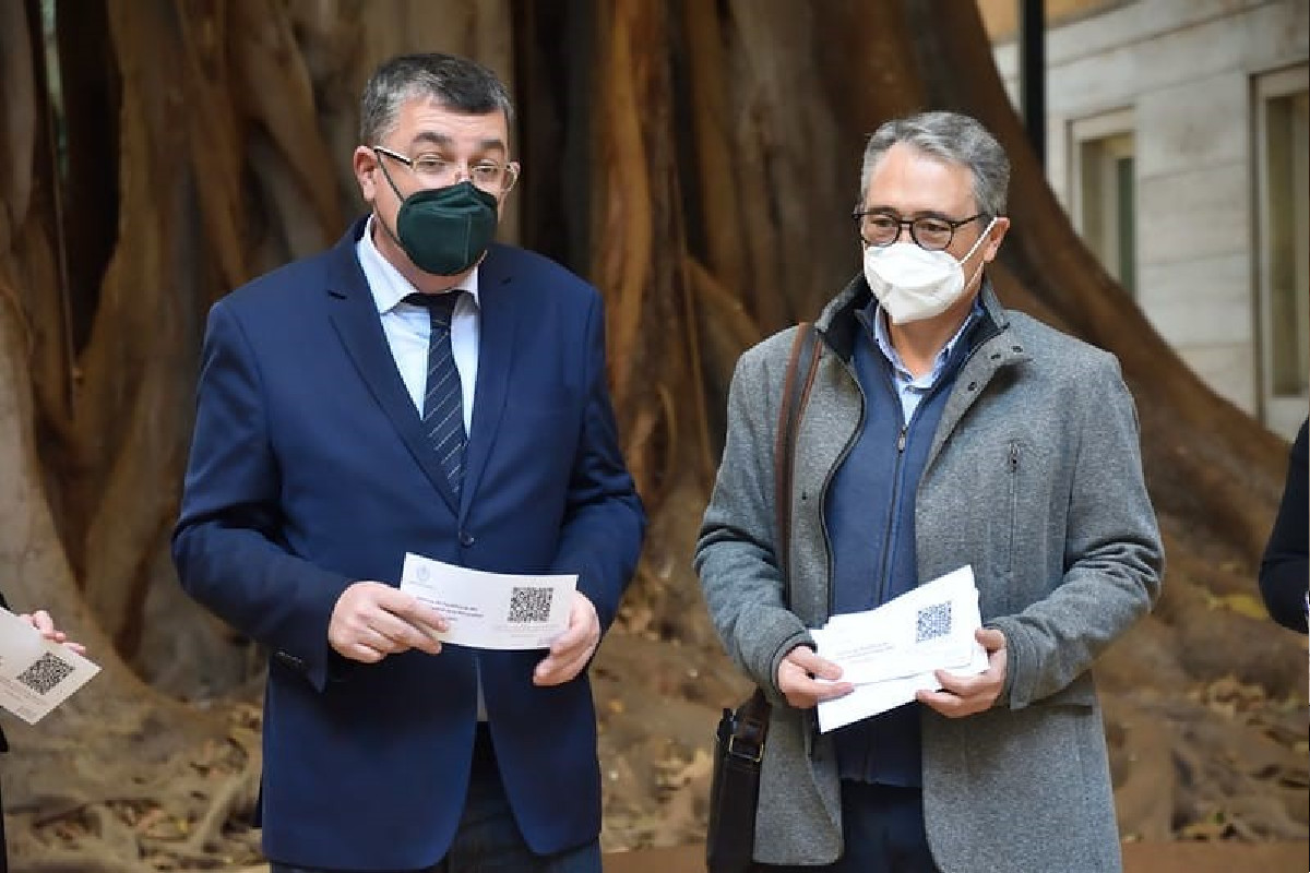 El sndico Vicent Cucarella hace entrega del informe al presidente de las Cortes valencianas, Enric Morera.